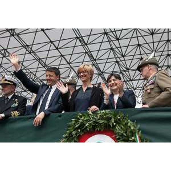 Matteo Renzi (Presidente Consiglio Ministri), Roberta Pinotti (Ministro Difesa) e Debora Serracchiani (Presidente Regione Friuli Venezia Giulia) alla sfilata dell'ottantasettesima Adunata nazionale degli Alpini - Pordenone 11/05/2014
