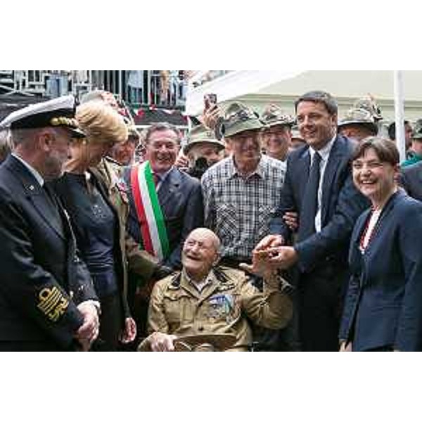 Roberta Pinotti (Ministro Difesa), Matteo Renzi (Presidente Consiglio Ministri) e Debora Serracchiani (Presidente Regione Friuli Venezia Giulia) salutano Cristiano Dal Pozzo, Alpino di 101 anni, nell'ottantasettesima Adunata nazionale degli Alpini - Pordenone 11/05/2014