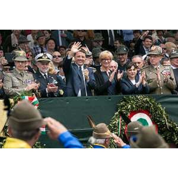 Matteo Renzi (Presidente Consiglio Ministri), Roberta Pinotti (Ministro Difesa), Debora Serracchiani (Presidente Regione Friuli Venezia Giulia) e Alberto Primicerj (Generale di Corpo d'Armata, comandante Truppe Alpine) alla sfilata dell'ottantasettesima Adunata nazionale degli Alpini - Pordenone 11/05/2014