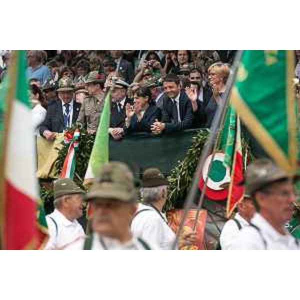 Debora Serracchiani (Presidente Regione Friuli Venezia Giulia), Matteo Renzi (Presidente Consiglio Ministri) e Roberta Pinotti (Ministro Difesa) alla sfilata dell'ottantasettesima Adunata nazionale degli Alpini - Pordenone 11/05/2014