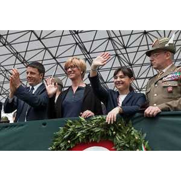 Matteo Renzi (Presidente Consiglio Ministri), Roberta Pinotti (Ministro Difesa), Debora Serracchiani (Presidente Regione Friuli Venezia Giulia) e Alberto Primicerj (Generale di Corpo d'Armata, comandante Truppe Alpine) alla sfilata dell'ottantasettesima Adunata nazionale degli Alpini - Pordenone 11/05/2014