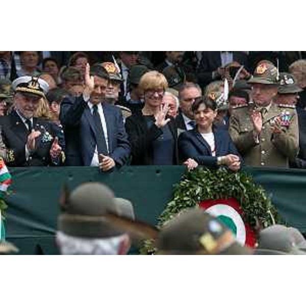 Matteo Renzi (Presidente Consiglio Ministri), Roberta Pinotti (Ministro Difesa), Debora Serracchiani (Presidente Regione Friuli Venezia Giulia) e Alberto Primicerj (Generale di Corpo d'Armata, comandante Truppe Alpine) alla sfilata dell'ottantasettesima Adunata nazionale degli Alpini - Pordenone 11/05/2014