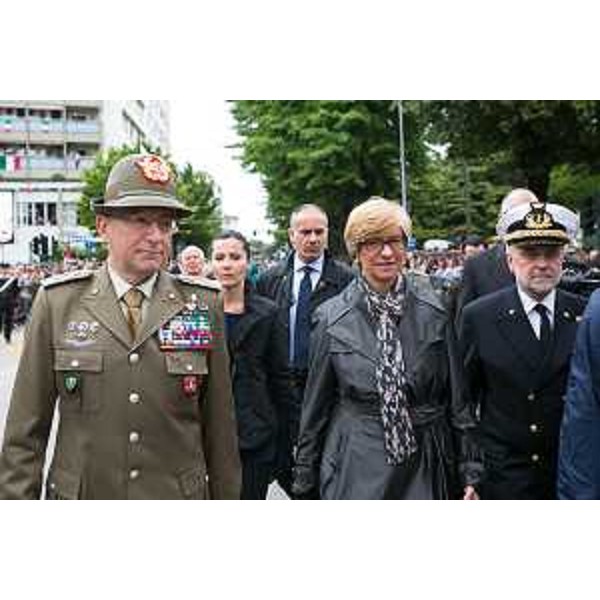 Alberto Primicerj (Generale di Corpo d'Armata, comandante Truppe Alpine) e Roberta Pinotti (Ministro Difesa) alla sfilata dell'ottantasettesima Adunata nazionale degli Alpini - Pordenone 11/05/2014