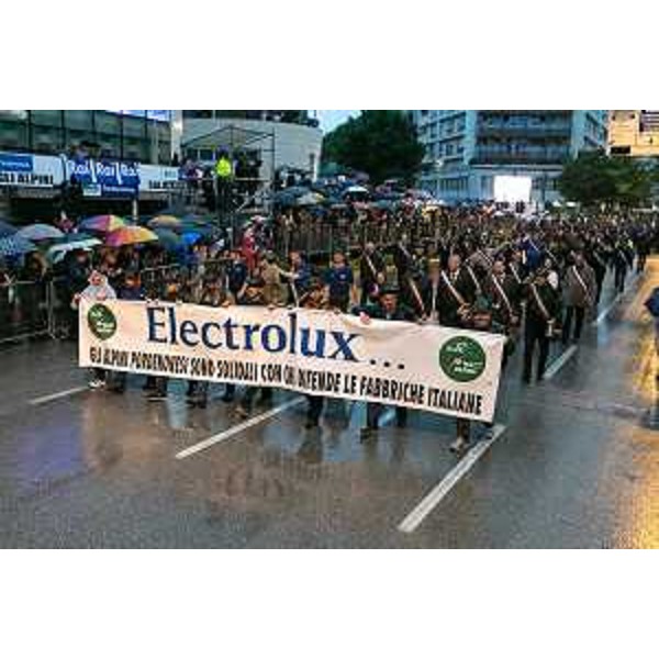 Lavoratori di Electrolux (Porcia) con il cappello Alpino alla sfilata dell'ottantasettesima Adunata nazionale degli Alpini - Pordenone 11/05/2014