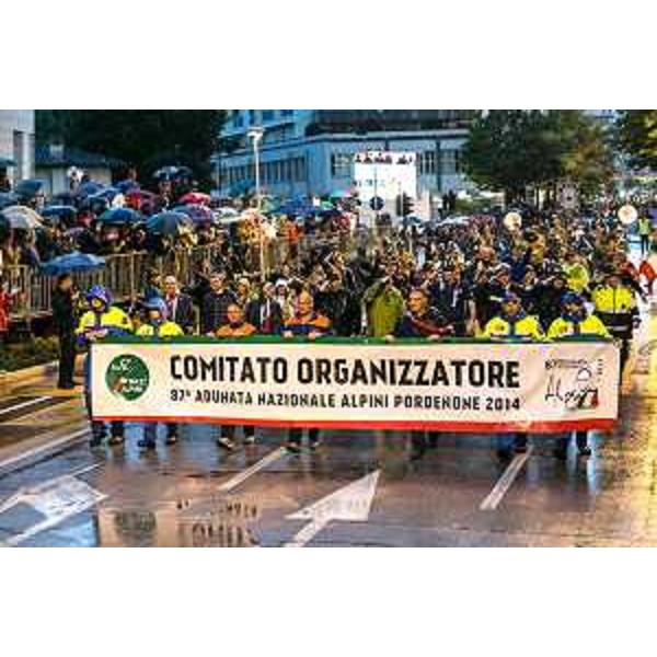 Il Comitato orgianizzatore chiude la sfilata dell'ottantasettesima Adunata nazionale degli Alpini - Pordenone 11/05/2014