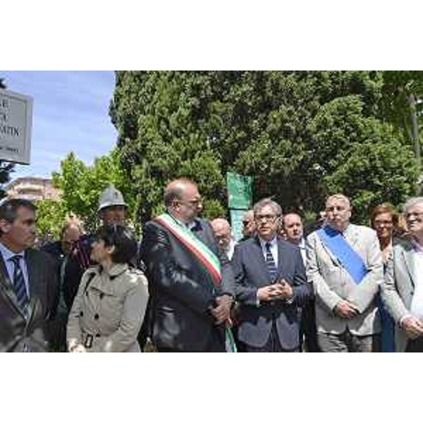 Fabiana Martini (Vicesindaco Trieste e assessore comunale Toponomastica), Roberto Cosolini (Sindaco Trieste), Francesco Peroni (Assessore regionale Finanze, Patrimonio, Coordinamento e Programmazione Politiche economiche e comunitarie) e Igor Dolenc (Vicepresidente Provincia Trieste) all'intitolazione di un giardino comunale a Marco Luchetta, Alessandro "Sasa" Ota, Dario D'Angelo e Miran Hrovatin, giornalisti Rai morti a Mostar e Mogadiscio - Trieste 12/05/2014