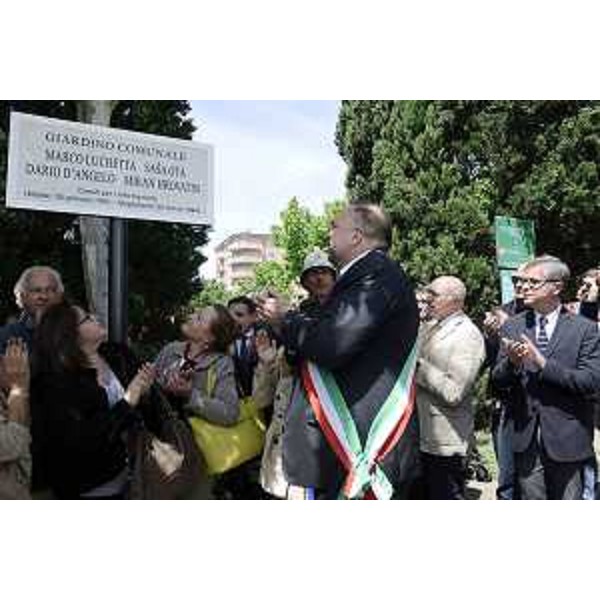 Roberto Cosolini (Sindaco Trieste) e Francesco Peroni (Assessore regionale Finanze, Patrimonio, Coordinamento e Programmazione Politiche economiche e comunitarie) all'intitolazione di un giardino comunale a Marco Luchetta, Alessandro "Sasa" Ota, Dario D'Angelo e Miran Hrovatin, giornalisti Rai morti a Mostar e Mogadiscio - Trieste 12/05/2014