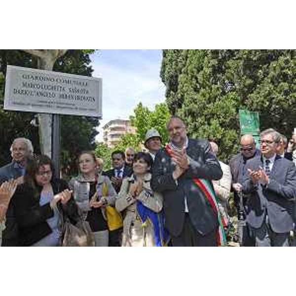 Fabiana Martini (Vicesindaco Trieste e assessore comunale Toponomastica), Roberto Cosolini (Sindaco Trieste) e Francesco Peroni (Assessore regionale Finanze, Patrimonio, Coordinamento e Programmazione Politiche economiche e comunitarie) all'intitolazione di un giardino comunale a Marco Luchetta, Alessandro "Sasa" Ota, Dario D'Angelo e Miran Hrovatin, giornalisti Rai morti a Mostar e Mogadiscio - Trieste 12/05/2014