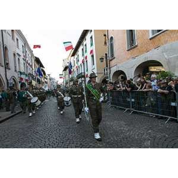 La Fanfara della Brigata Julia in corso Vittorio Emanuele II, in sfilata verso il Municipio, nell'ottantasettesima Adunata nazionale degli Alpini - Pordenone 09/05/2014