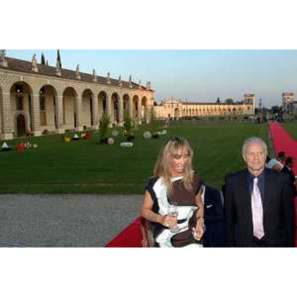 Rossana Bettini, moglie di Riccardo Illy (Presidente Regione Friuli Venezia Giulia) con Santo Versace (Stilista). (Villa Manin 12/07/07)