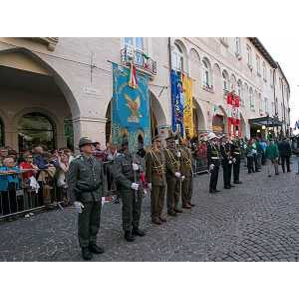 I gonfaloni della Regione Friuli Venezia Giulia, della Provincia e del Comune di Pordenone nel corteo conclusivo della prima giornata dell'ottantasettesima Adunata nazionale degli Alpini - Pordenone 09/05/2014