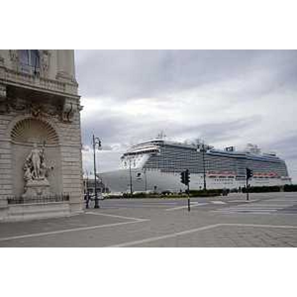 La nave da crociera Regal Princess, da poco consegnata all'armatore Princess Cruises dal Cantiere navale di Monfalcone, ormeggiata alla Stazione Marittima - Trieste 16/05/2014
