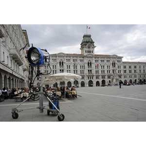Attrezzatura di un set cinematografico in piazza Unità d'Italia; a sinistra il Caffè degli Specchi, sullo sfondo il Municipio - Trieste 16/05/2014