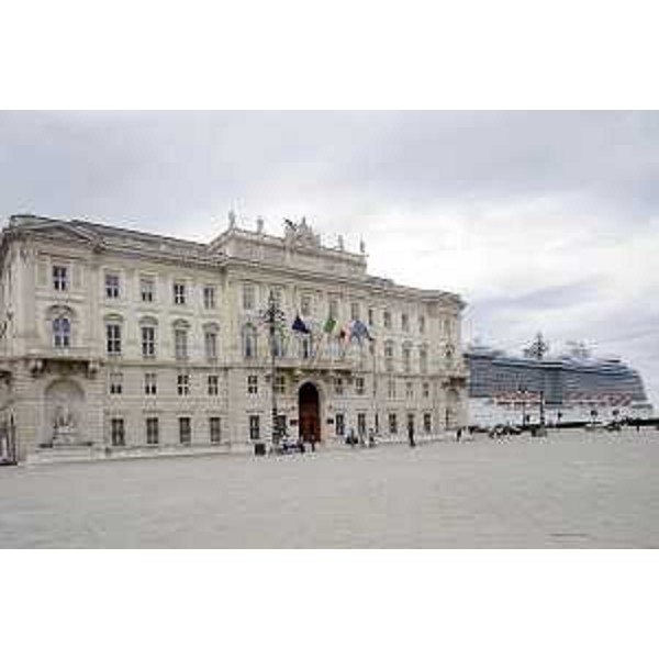 Il palazzo della Regione autonoma Friuli Venezia Giulia, in piazza Unità d'Italia, e la nave da crociera Regal Princess, da poco consegnata all'armatore Princess Cruises dal Cantiere navale di Monfalcone, ormeggiata alla Stazione Marittima - Trieste 16/05/2014