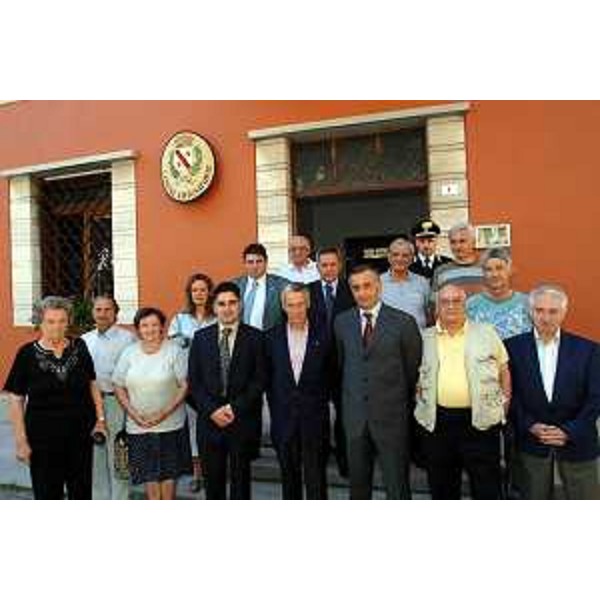 Riccardo Illy (Presidente Regione Friuli Venezia Giulia) e Luigi Marcon (Sindaco Chiusaforte) con gli abitanti di Chiusaforte davanti alla sede municipale. (Chiusaforte 13/07/07)
