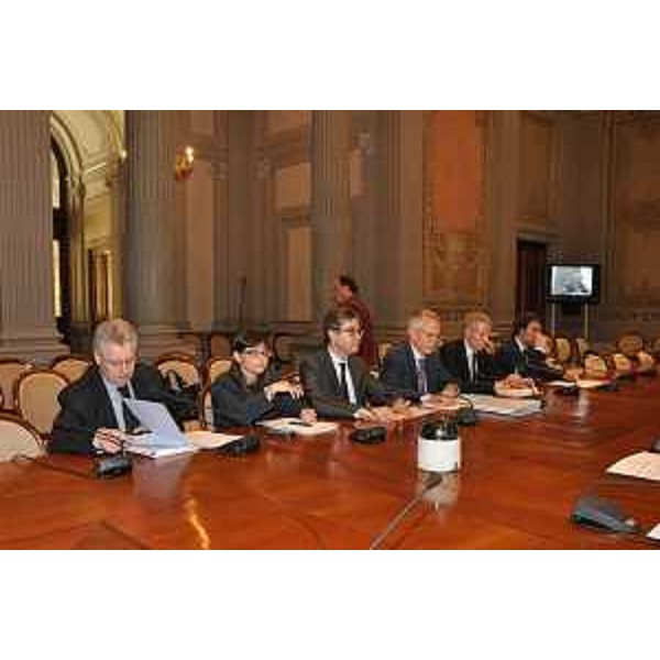 Debora Serracchiani (Presidente Regione Friuli Venezia Giulia) e Francesco Peroni (Assessore regionale Finanze, Patrimonio, Coordinamento e Programmazione Politiche economiche e comunitarie) al Tavolo di confronto sui rapporti finanziari con il Governo - Roma 20/05/2014