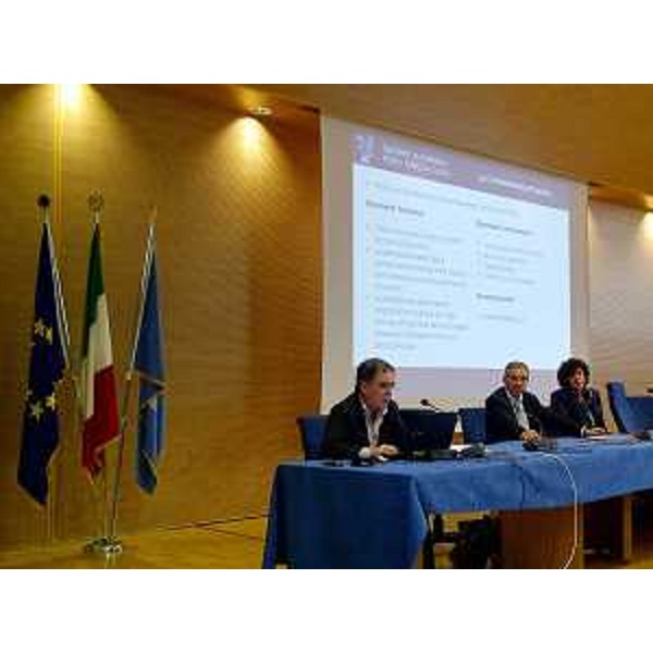 Felice Carta e Ruggero Cortellino (Funzionario e direttore centrale Lavoro, Formazione, Istruzione, Pari Opportunità, Politiche giovanili e Ricerca) e Loredana Panariti (Assessore regionale Lavoro) alla presentazione del progetto "Garanzia Giovani FVG" - Udine 20/05/2014