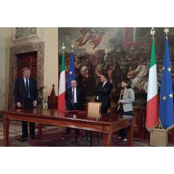 Pierfrancesco Vago (Presidente esecutivo MSC Crociere), Giuseppe Bono (Amministratore delegato Fincantieri S.p.A.), Matteo Renzi (Presidente Consiglio dei Ministri) e Debora Serracchiani (Presidente Regione Friuli Venezia Giulia) - Roma 22/05/2014