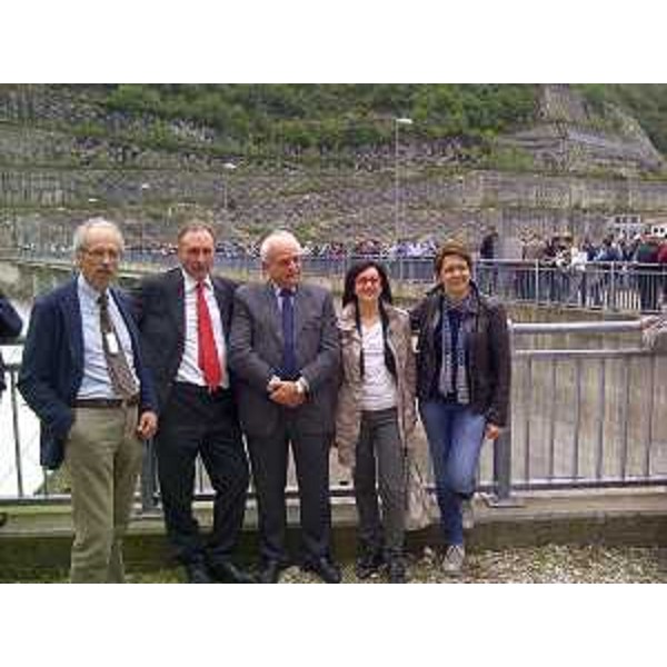 Americo Pippo (Presidente Consorzio Bonifica Cellina Meduna) e Sara Vito (Assessore regionale Ambiente ed Energia) tra i sindaci Pieromano Anselmi e Franca Quas (Montereale Valcellina e Andreis) - Diga di Ravedis 23/05/2014