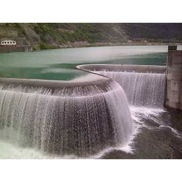 La diga di Ravedis nel giorno della terza prova d'invaso con la quale è stato portato a termine il collaudo della grande opera sul torrente Cellina - 23/05/2014