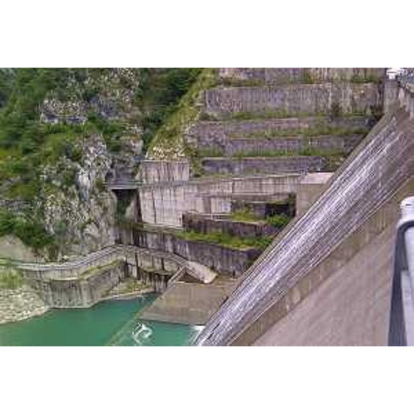 La diga di Ravedis nel giorno della terza prova d'invaso con la quale è stato portato a termine il collaudo della grande opera sul torrente Cellina - 23/05/2014