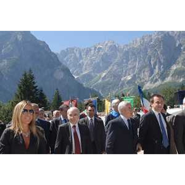 Giuliano Amato (Ministro Interno), Franco Marini (Presidente Senato) ed Ettore Rosato (Sottosegretario Ministero Interno) alla cerimonia di festeggiamento per i mille anni della Foresta di Tarvisio. (Valbruna 14/07/07)