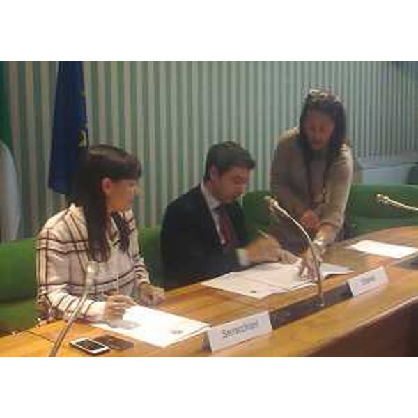 Debora Serracchiani (Presidente Friuli Venezia Giulia) e Andrea Orlando (Ministro Giustizia) firmano il Protocollo per favorire misure di pene alternative al carcere e percorsi sociali per i detenuti del FVG - Roma 27/05/2014
