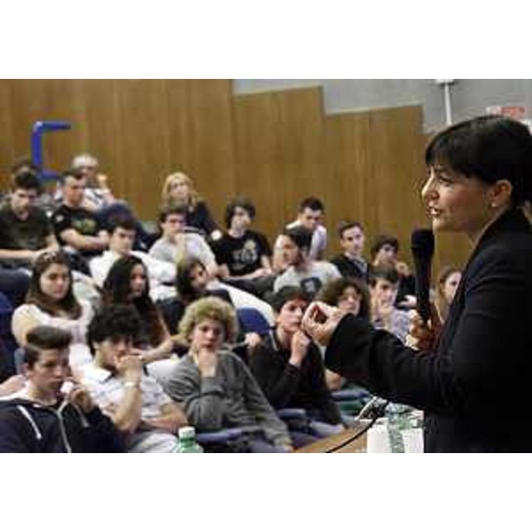 Debora Serracchiani (Presidente Friuli Venezia Giulia) interviene al convegno "Oltre i confini: noi cittadini d'Europa" all'ISIS-Istituto Statale d'Istruzione Superiore Arturo Malignani - Udine 28/05/2014