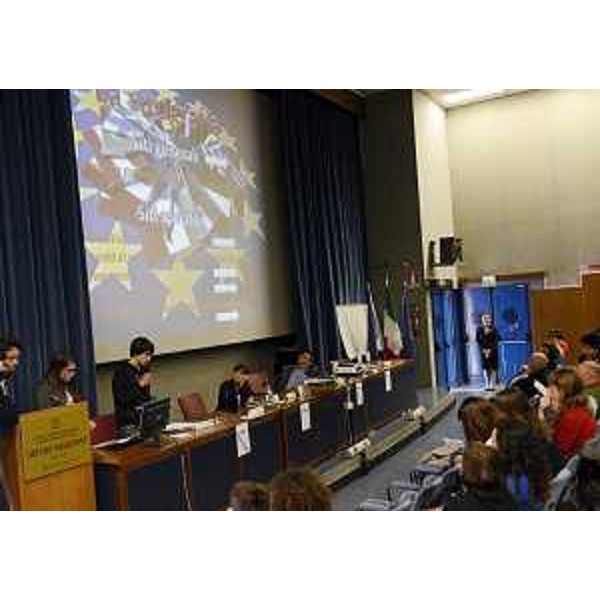Debora Serracchiani (Presidente Friuli Venezia Giulia) al convegno "Oltre i confini: noi cittadini d'Europa" all'ISIS-Istituto Statale d'Istruzione Superiore Arturo Malignani - Udine 28/05/2014