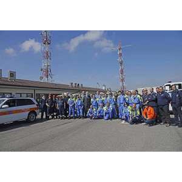 Paolo Panontin (Assessore Protezione civile FVG) con il gruppo di Protezione civile in partenza per la Bosnia, in aiuto delle popolazioni colpite dalla pesante alluvione che ha devastato i Balcani nei giorni scorsi - Palmanova 29/05/2014