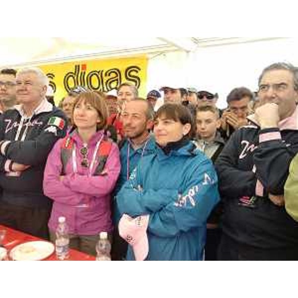 Antonella Grim (Assessore Educazione, Scuola, Università e Ricerca Comune Trieste) e Debora Serracchiani (Presidente Friuli Venezia Giulia) in attesa dell'arrivo della Maniago-Zoncolan, XX Tappa del Giro d'Italia - Monte Zoncolan 31/05/2014