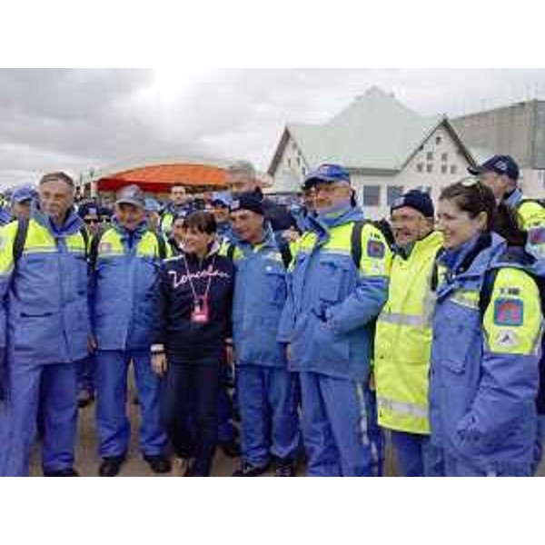 Debora Serracchiani (Presidente Friuli Venezia Giulia) con volontari di Protezione civile che presidiano il percorso della Maniago-Zoncolan, XX Tappa del Giro d'Italia - Monte Zoncolan 31/05/2014