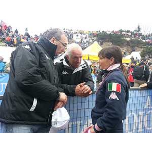 Sergio Bolzonello (Vicepresidente FVG e assessore Attività produttive), Enzo Cainero (Comitato Tappe Giro d'Italia in FVG) e Debora Serracchiani (Presidente Friuli Venezia Giulia) in attesa dell'arrivo della Maniago-Zoncolan, XX Tappa del Giro d'Italia - Monte Zoncolan 31/05/2014