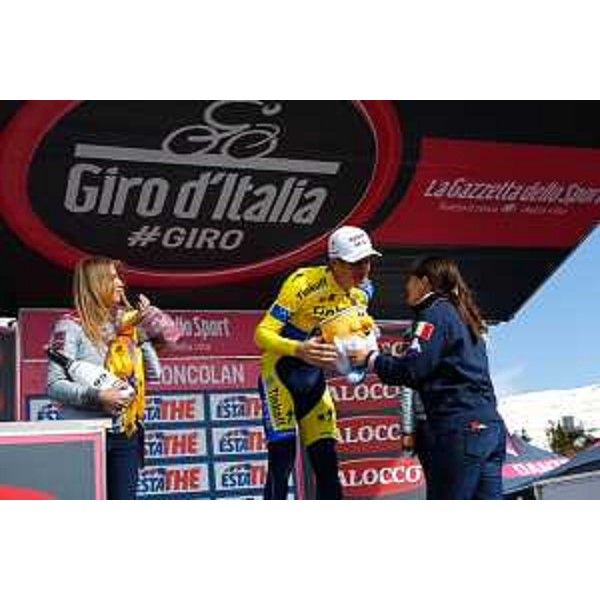 Debora Serracchiani (Presidente Friuli Venezia Giulia) alla premiazione dell'australiano Michael Rogers, vincitore della Maniago-Zoncolan, XX Tappa del Giro d'Italia - Monte Zoncolan 31/05/2014