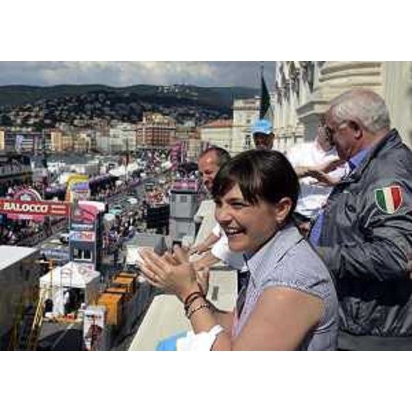 Debora Serracchiani (Presidente Friuli Venezia Giulia) ed Enzo Cainero (Comitato Tappe Giro d'Italia in FVG) assistono all'arrivo della XXI e finale Tappa della novantasettesima edizione del Giro d'Italia dalla sede della Regione Friuli Venezia Giulia in piazza Unità d'Italia (lato mare) - Trieste 01/06/2014