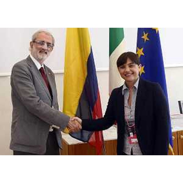 Juan Sebastian Betancur Escobar (Ambasciatore straordinario e plenipotenziario Repubblica di Colombia a Roma) e Debora Serracchiani (Presidente Friuli Venezia Giulia) - Trieste 01/06/2014