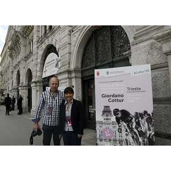 Giovanni Cottur (Figlio di Giordano) e Debora Serracchiani (Presidente Friuli Venezia Giulia) davanti alla sala del Municipio che ospita la mostra su Giordano Cottur - Trieste 01/06/2014