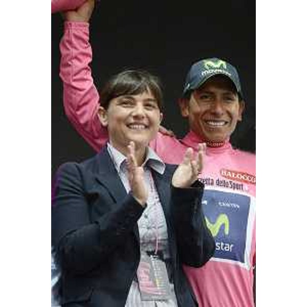 Debora Serracchiani (Presidente Regione Friuli Venezia Giulia) con il colombiano Nairo Quintana, vincitore del novantasettesimo Giro d'Italia, alla premiazione in piazza Unità d'Italia - Trieste 01/06/2014