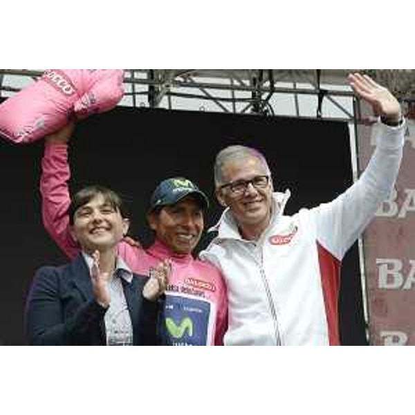 Debora Serracchiani (Presidente Regione Friuli Venezia Giulia) con il colombiano Nairo Quintana, vincitore del novantasettesimo Giro d'Italia, alla premiazione in piazza Unità d'Italia - Trieste 01/06/2014