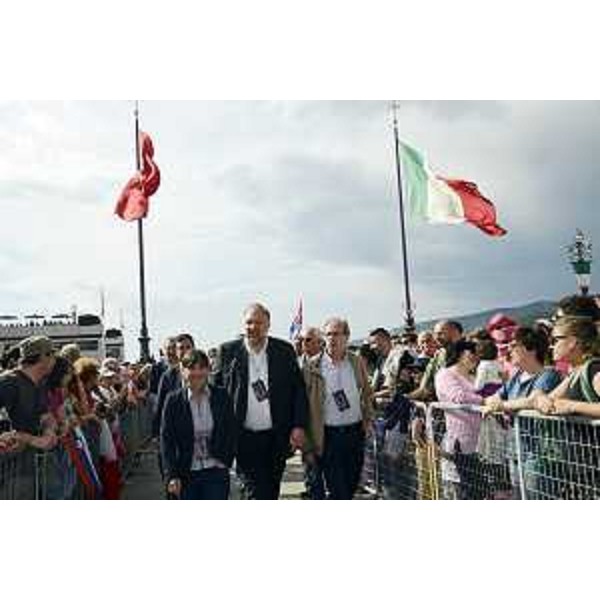 Debora Serracchiani (Presidente Regione Friuli Venezia Giulia), Roberto Cosolini (Sindaco Trieste) e Gianni Torrenti (Assessore regionale Cultura e Sport) alla premiazione del novantasettesimo Giro d'Italia, in piazza Unità d'Italia - Trieste 01/06/2014