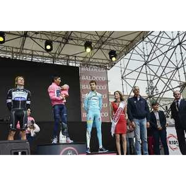 I colombiani Rigoberto Uran Uran e Nairo Quintana e il sardo Fabio Aru, arrivati secondo, primo e terzo al novantasettesimo Giro d'Italia, nel corso della premiazione in piazza Unità d'Italia - Trieste 01/06/2014