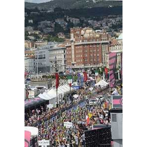 L'arrivo dei ciclisti della XXI e finale Tappa del novantasettesimo Giro d'Italia - Piazza Unità d'Italia, Trieste 01/06/2014