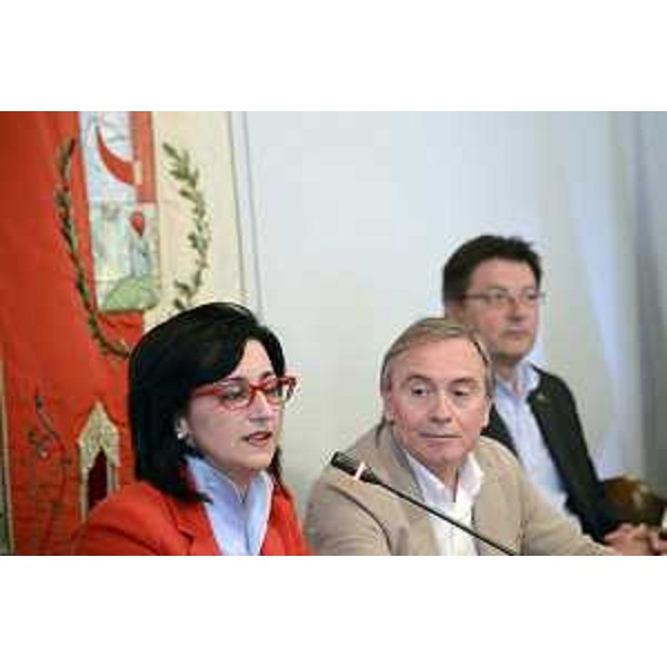 Sara Vito (Assessore regionale Ambiente), Luciano Patat (Sindaco Cormons) ed Enrico Gherghetta (Presidente Provincia Gorizia) all'incontro pubblico sulla discarica in località Pecol dei Lupi - Cormons 04/06/2014