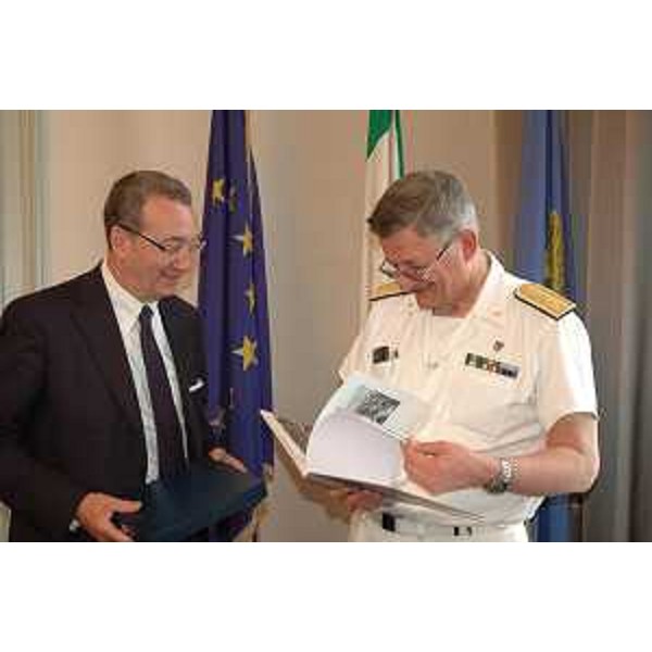 Sergio Bolzonello (Vicepresidente Regione FVG) e Stefano Vignani (Vicecomandante generale Corpo Capitanerie di Porto) nella sede della Regione Friuli Venezia Giulia - Trieste 05/06/2014