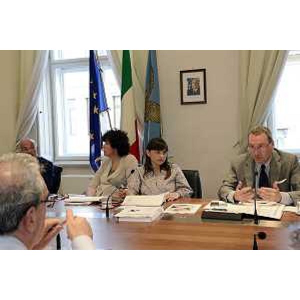 Loredana Panariti (Assessore regionale Lavoro e Formazione), Debora Serracchiani (Presidente Friuli Venezia Giulia) e Sergio Bolzonello (Vicepresidente FVG e assessore Attività produttive) con le parti sociali su "Rilancimpresa", il Piano di sviluppo del settore industriale in Friuli Venezia Giulia - Trieste 09/06/2014