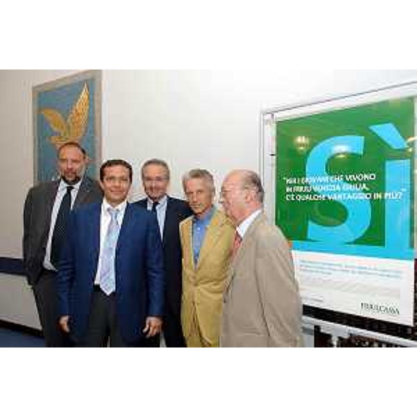 Riccardo Illy (Presidente Regione Friuli Venezia Giulia) con Roberto Cosolini (Assessore regionale Lavoro), Pietro Modiano (Direttore generale Intesa Sanpaolo), Carlo Appiotti (Presidente Friulcassa) e Roberto Dal Mas (Direttore generale Friulcassa) alla presentazione di "Progettogiovani FVG". (Trieste 19/07/07)