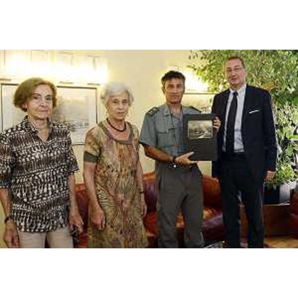 Teodora e Faustina, figlie di Francesco Caldart, comandante della Milizia forestale nazionale di Trieste negli Anni '30, Diego Masiello (Coordinatore Centro didattico naturalistico di Basovizza-Servizio CFR) e Sergio Bolzonello (Vicepresidente FVG e assessore Risorse agricole e forestali) - Trieste 10/06/2014