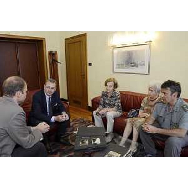Massimo Stroppa (Direttore Servizio CFR-Corpo Forestale Regioale), Sergio Bolzonello (Vicepresidente FVG e assessore Risorse agricole e forestali) e Diego Masiello (Coordinatore Centro didattico naturalistico di Basovizza-Servizio CFR) ricevono la donazione dell'archivio fotografico di Francesco Caldart, comandante della Milizia forestale nazionale di Trieste negli Anni '30, dalle figlie Teodora e Faustina - Trieste 10/06/2014