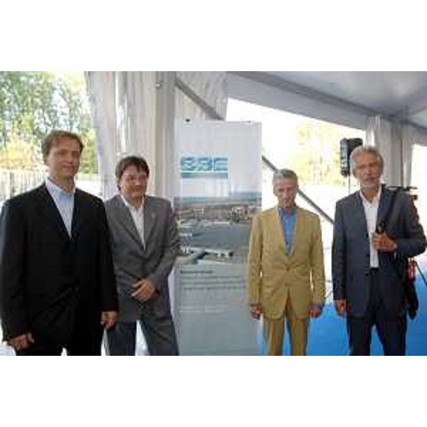 Riccardo Illy (Presidente Regione Friuli Venezia Giulia) con Enrico Gherghetta (Presidente Provincia Gorizia), Gianfranco Pizzolitto (Sindaco Monfalcone) e Adriano Ritossa (Consigliere regionale) all'inaugurazione di un nuovo impianto fotovoltaico realizzato nello stabilimento della Sbe di Monfalcone. (Monfalcone 19/07/07)