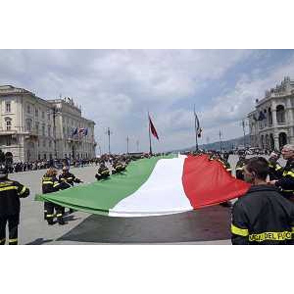 Cerimonia ufficiale del XXI Raduno dell'Associazione Nazionale dei Vigili del Fuoco, in piazza dell'Unità d'Italia - Trieste 14/06/2014